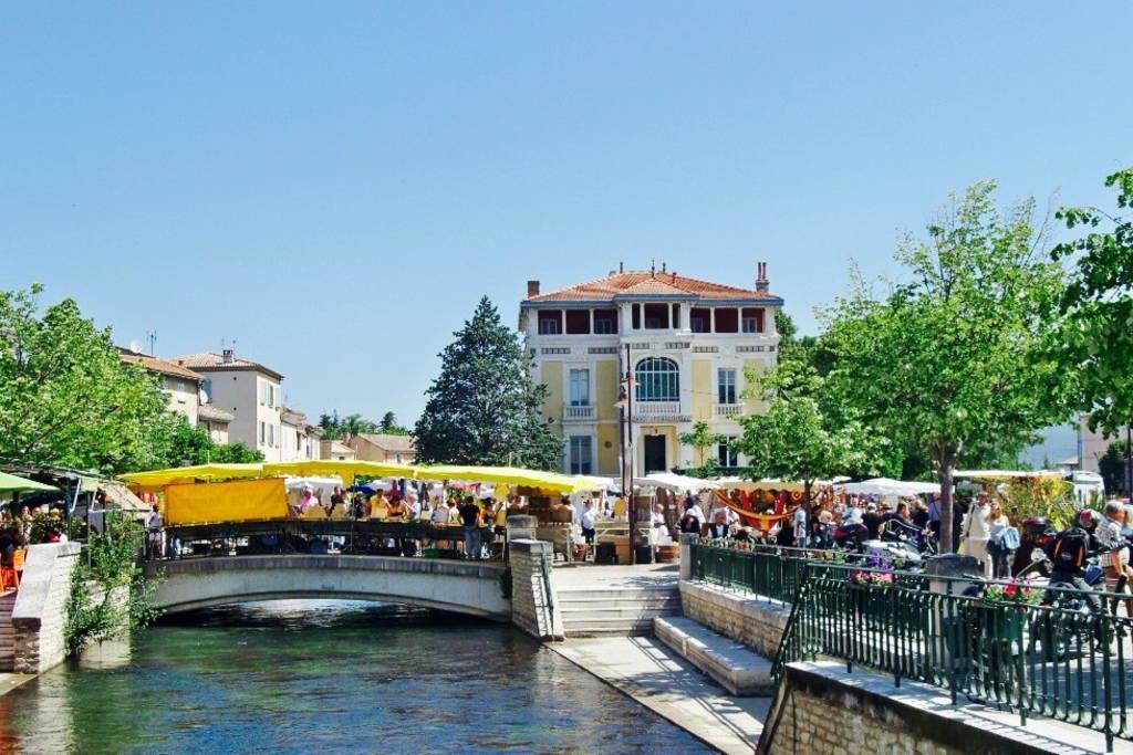Studio De Charme Avec Sa Terrasse En Plein Coeur De Ville L'Isle-sur-la-Sorgue Exterior photo